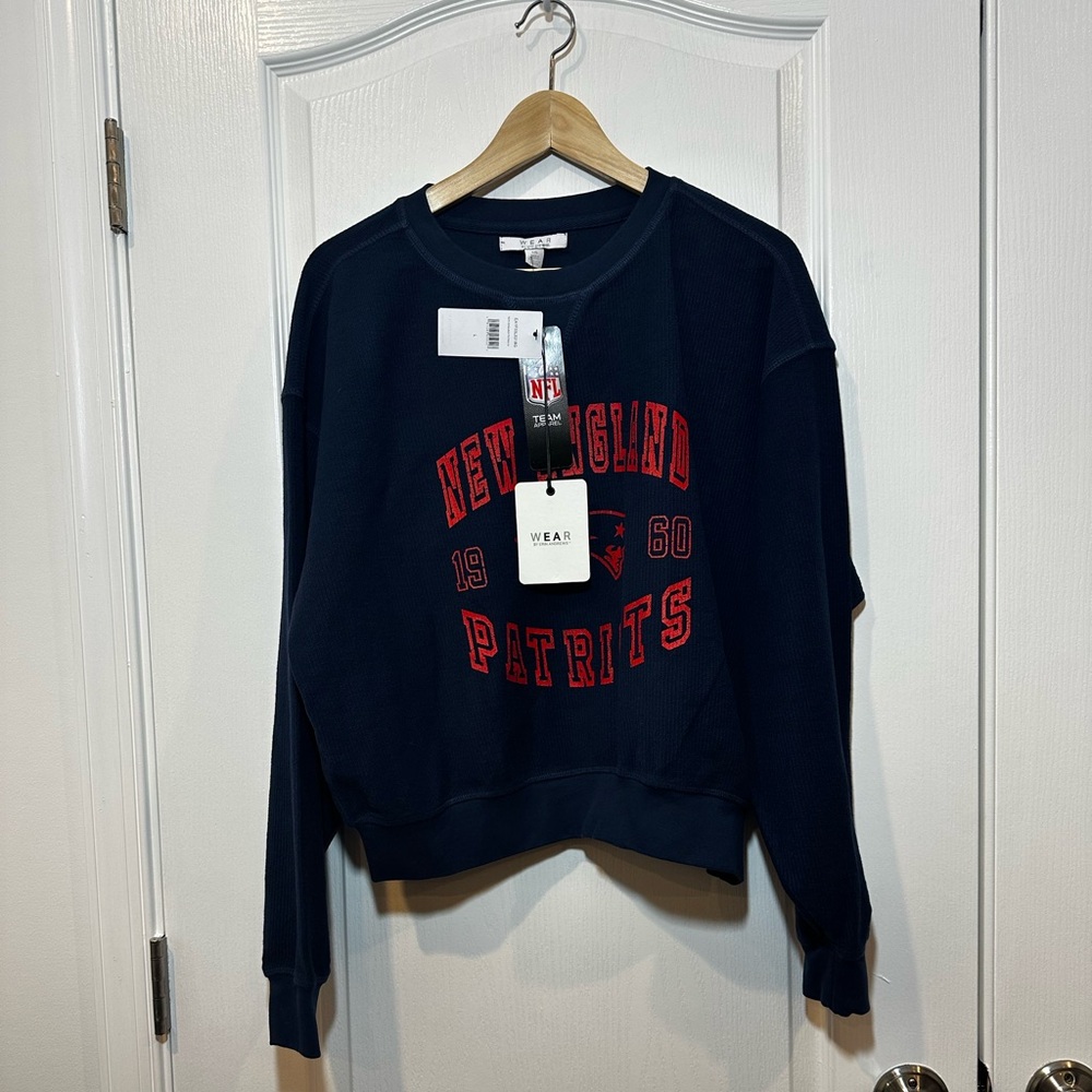 New England Patriots WEAR by Erin Andrew’s Women’s Crop Pullover Sweater - Picture 2 of 10